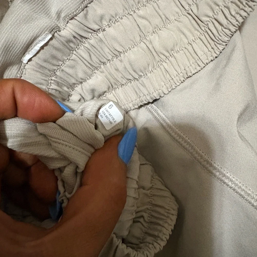 LULULEMON Cream hotty hot 2.5in Shorts - Picture 5 of 5